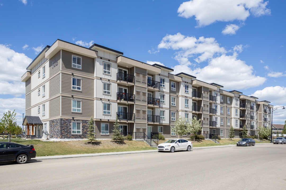 Laredo Grande in Red Deer, AB - Building Photo