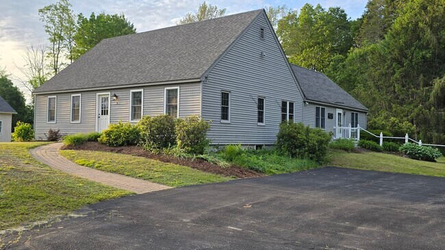 25 Dolly Rd, Unit Unit 1 in Hopkinton, NH - Foto de edificio - Building Photo