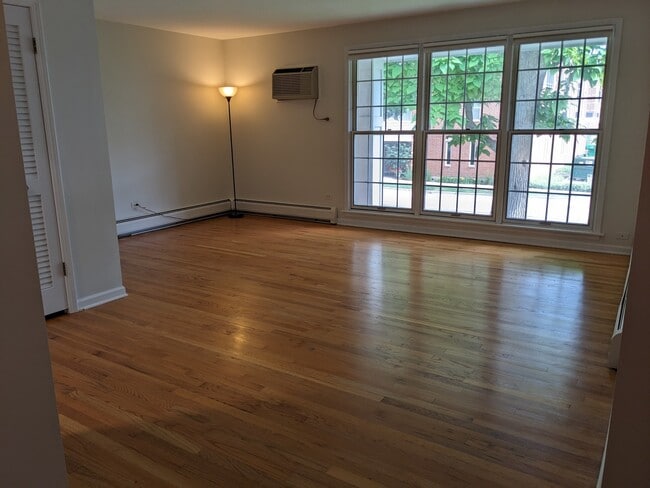 1777 Dewes St in Glenview, IL - Building Photo - Building Photo