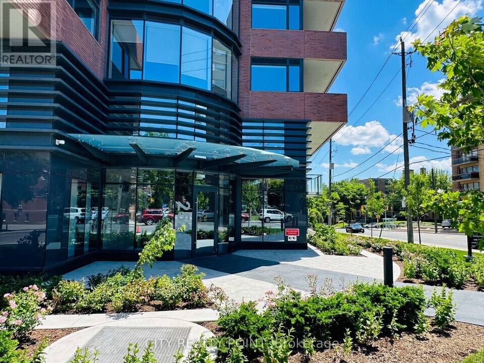 2525 Bathurst St in Toronto, ON - Building Photo