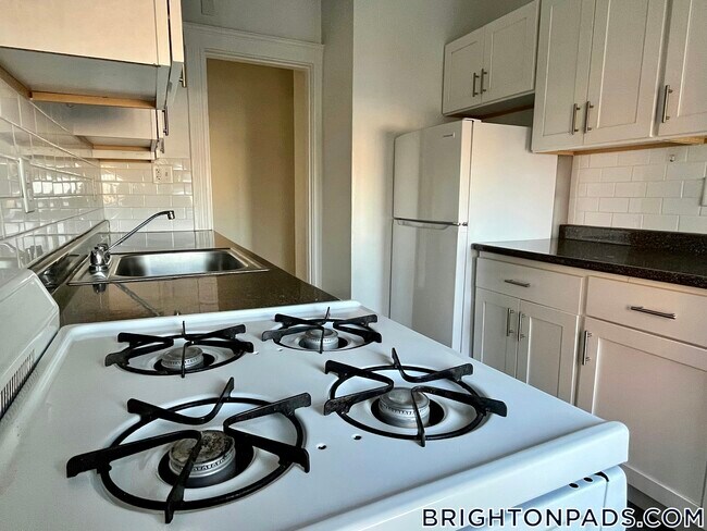 1626 Commonwealth Ave in Boston, MA - Building Photo - Building Photo