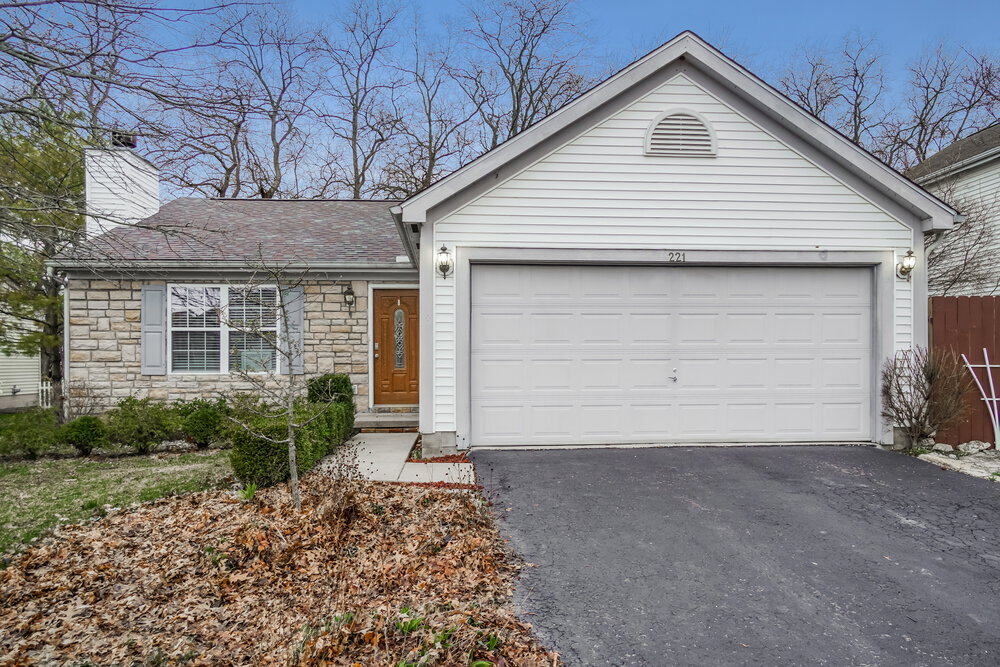 221 Stonhope Dr in Delaware, OH - Building Photo