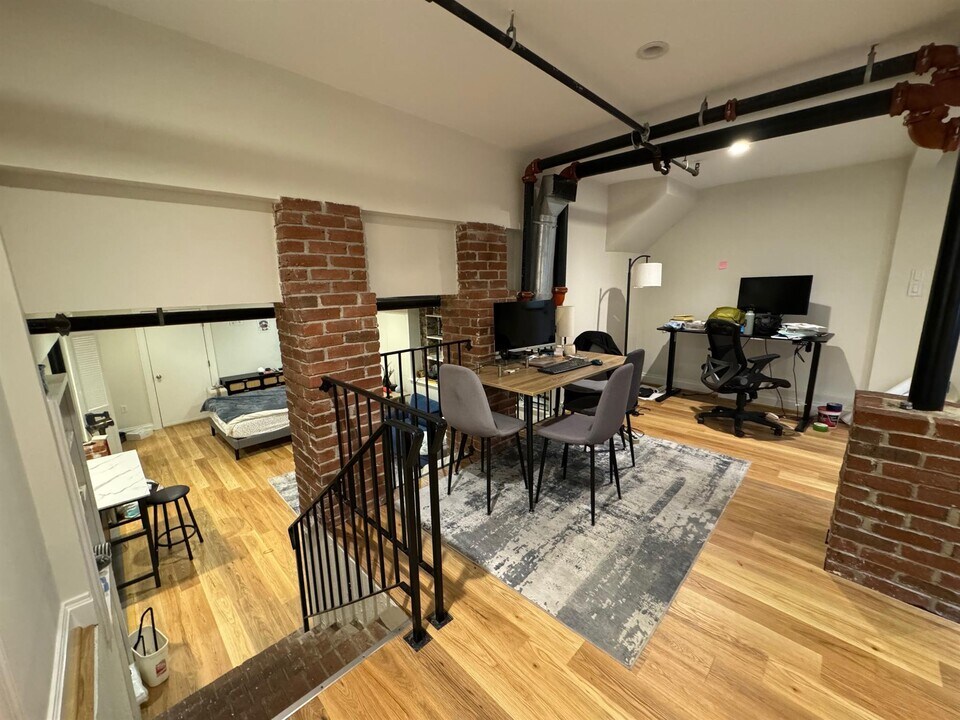 1110 Massachusetts Ave, Unit 1 in Cambridge, MA - Foto de edificio