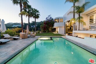 2029 Mt Olympus Dr in Los Angeles, CA - Building Photo - Building Photo