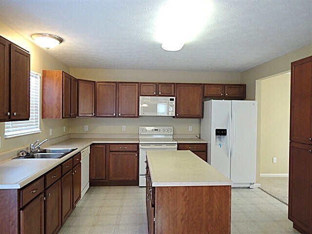 110 Brittony Woods Dr in Monroe, OH - Foto de edificio - Building Photo
