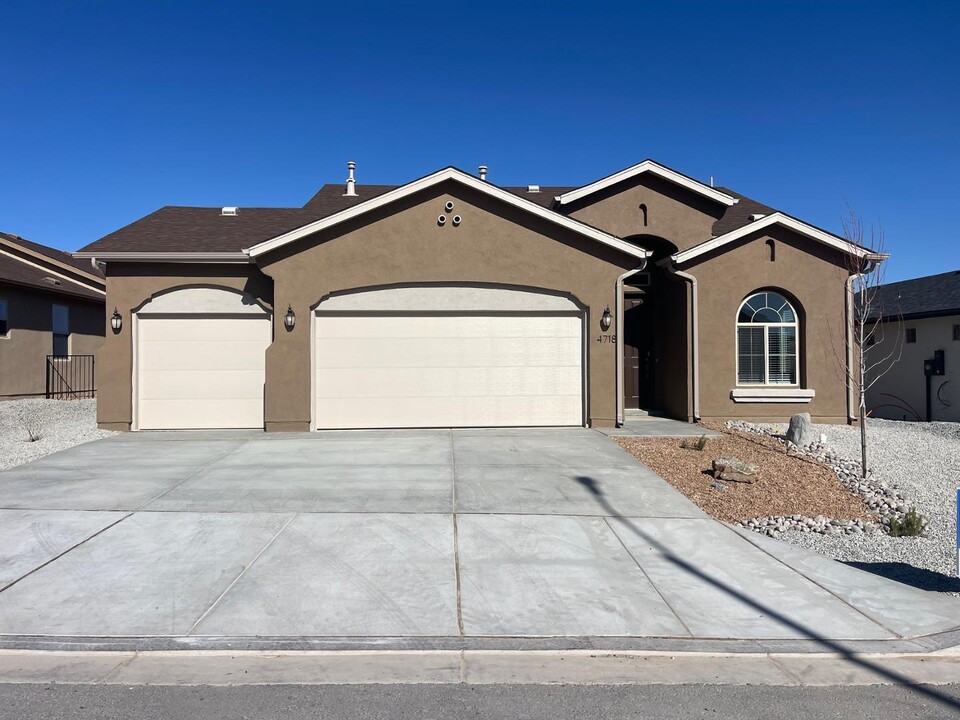 4718 Manzano Peak St SW in Los Lunas, NM - Building Photo