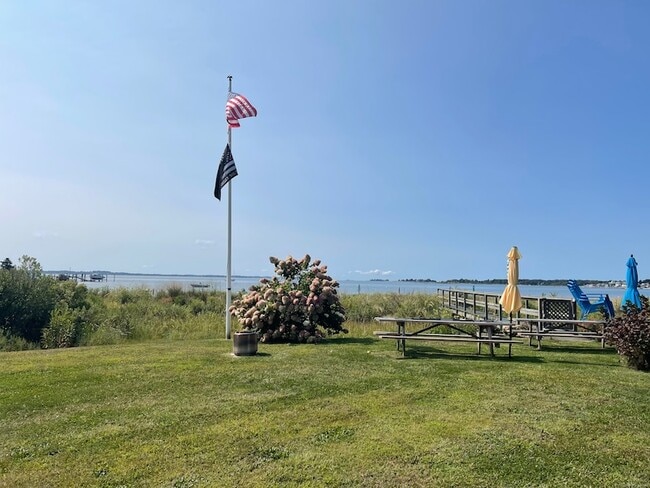 14 Oak St in Stonington, CT - Building Photo - Building Photo