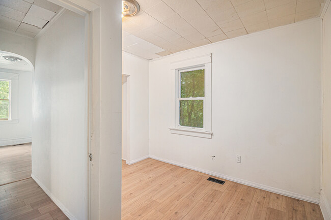 811 Larned St, Unit 811 Larned Lower