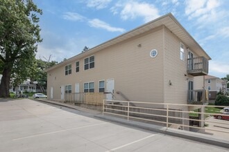 421 S Dodge St in Iowa City, IA - Foto de edificio - Building Photo