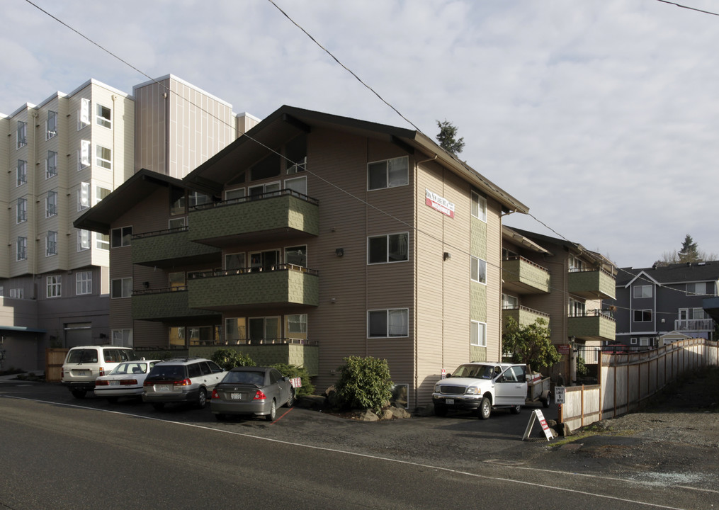 Estada Apartments in Seattle, WA - Building Photo