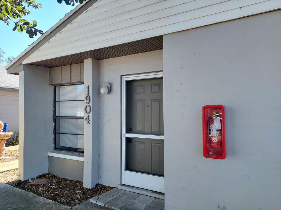 1904 Crystal Grove Dr in Lakeland, FL - Building Photo