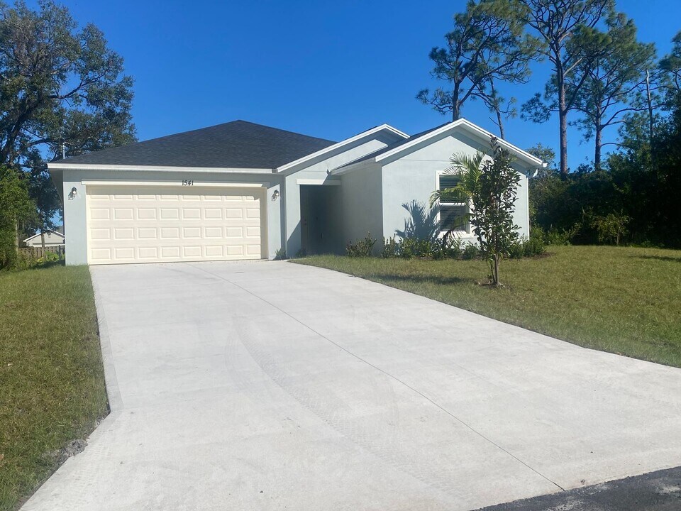 1541 Newport St SE in Palm Bay, FL - Building Photo
