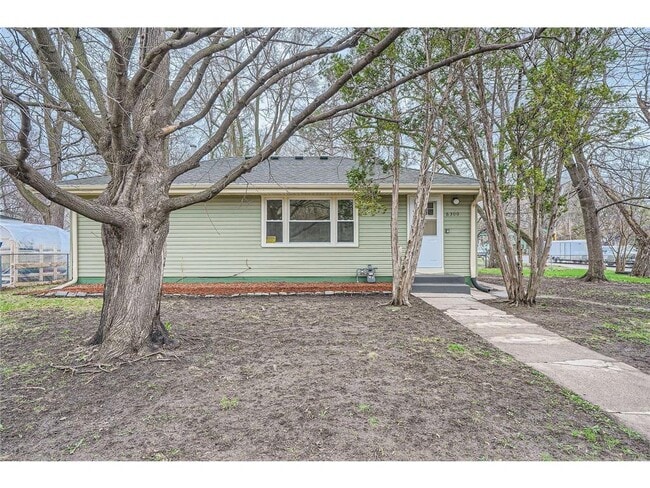 6300 Quebec Ave N in Minneapolis, MN - Building Photo - Building Photo