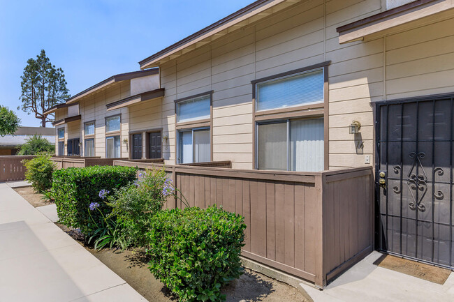 Plaza del Real in Bakersfield, CA - Foto de edificio - Building Photo