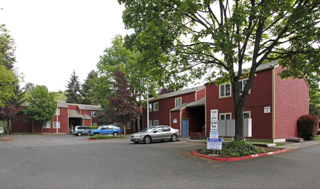 River Glen Apartments in Gladstone, OR - Building Photo - Building Photo