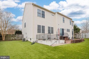 6239 Willowfield Way in Springfield, VA - Building Photo