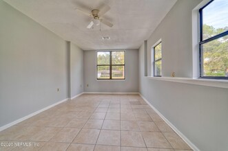 1212 Kennerly Rd in Jacksonville, FL - Foto de edificio - Building Photo