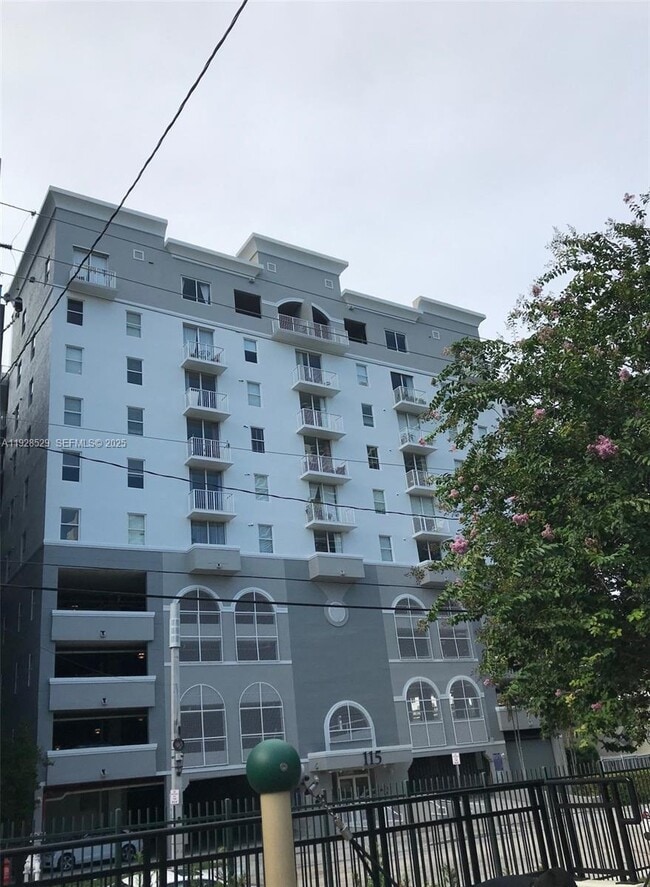115 SW 11th St in Miami, FL - Foto de edificio - Building Photo