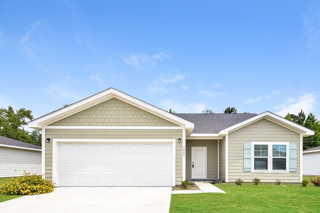 1037 Autumns Wood Cir E in Brunswick, GA - Building Photo