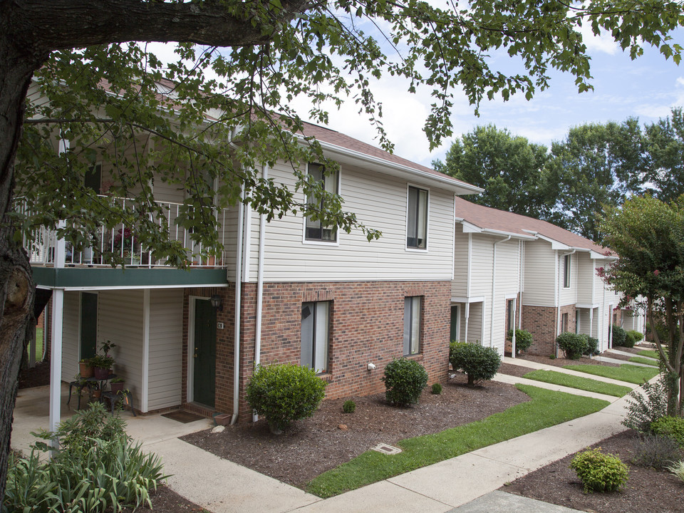 Mountain Wood Apartments in Taylorsville, NC - Building Photo