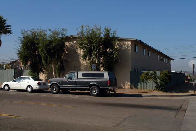 Eris Arms Apartments in Spring Valley, CA - Foto de edificio - Building Photo