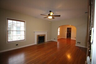 139 Thomas Jefferson Dr in San Antonio, TX - Building Photo