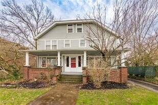 2572 Mayfield Rd in Cleveland Heights, OH - Building Photo