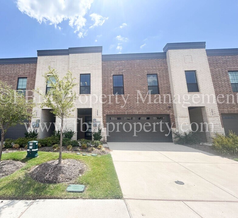 2069 Layla Dr in Waxahachie, TX - Building Photo
