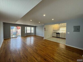 40 11th Ave W in Newark, NJ - Building Photo - Building Photo
