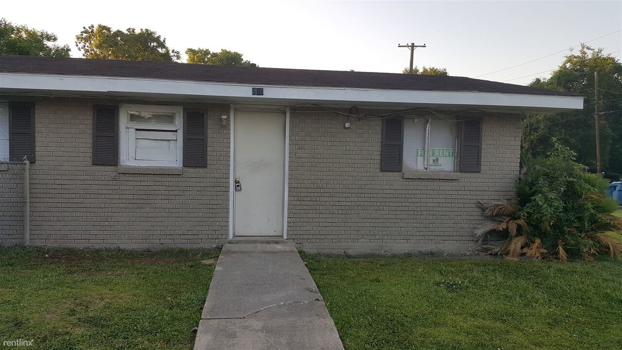 700 13th St in Lafayette, LA - Building Photo