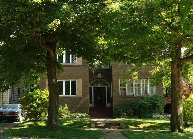 208 Broadway St in Youngstown, OH - Foto de edificio - Building Photo