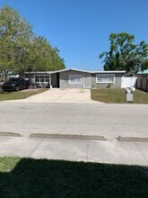 2035 Jo An Dr in Sarasota, FL - Foto de edificio - Building Photo