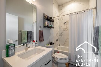 2251 W Lawrence Ave, Unit 104 in Chicago, IL - Foto de edificio - Building Photo