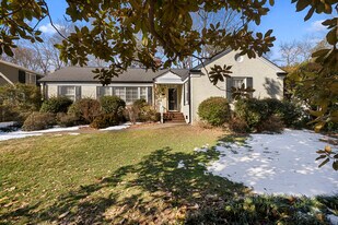 221 W Avondale Dr in Greensboro, NC - Building Photo