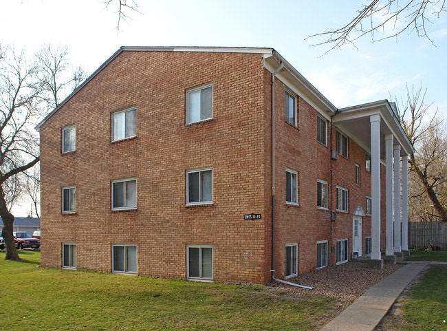 730 Schjelmile Rd in Northfield, MN - Foto de edificio - Building Photo