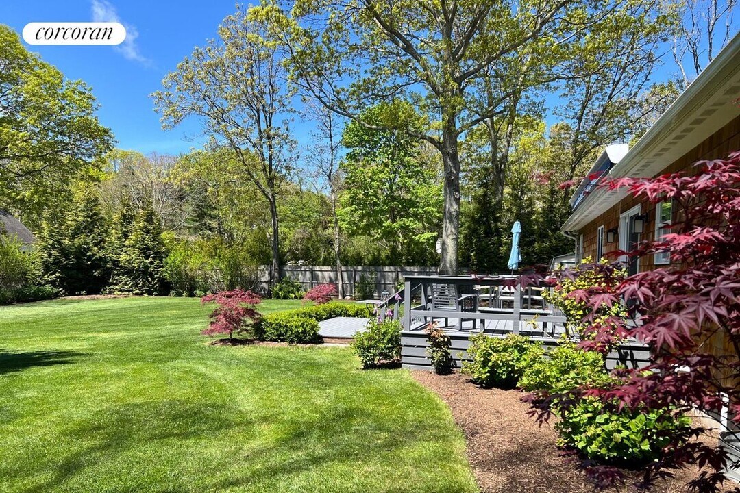 11 Cedar Ridge Dr in East Hampton, NY - Building Photo
