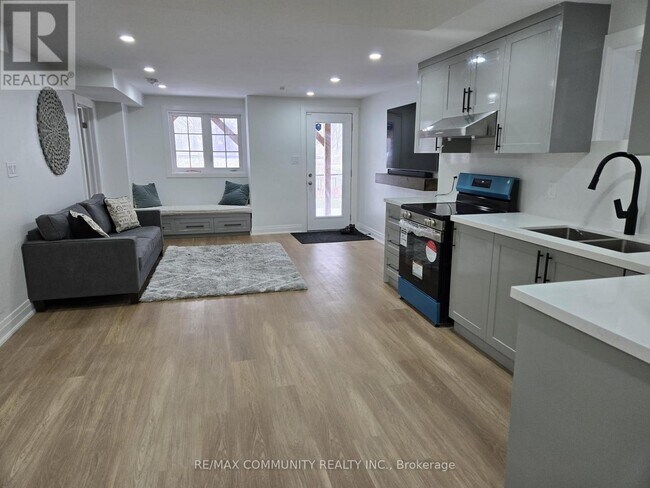 3279 Turnstone Blvd in Pickering, ON - Building Photo - Building Photo
