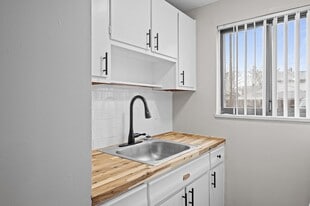 Ashby Terrace in Cleveland, OH - Building Photo