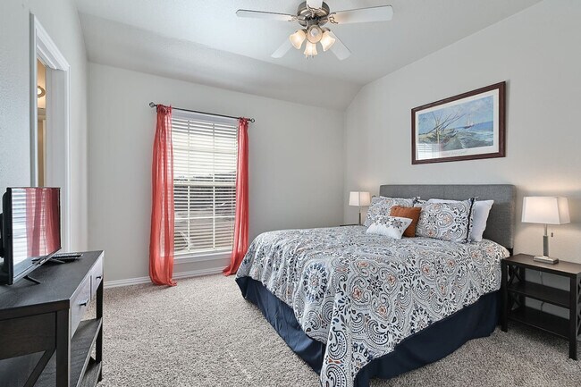 1001 Krenek Tap Rd in College Station, TX - Foto de edificio - Building Photo