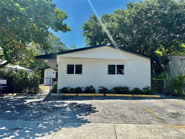 111 NW 7th Ave in Dania Beach, FL - Building Photo - Building Photo