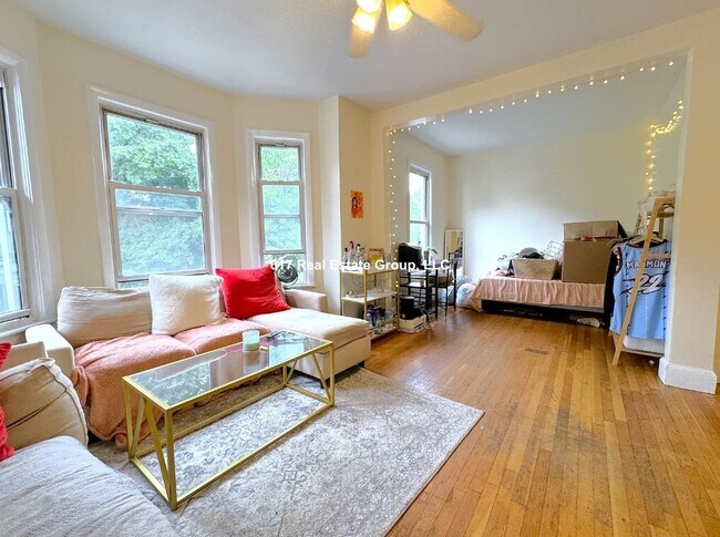 216 Freeman St, Unit 2 in Brookline, MA - Foto de edificio - Building Photo