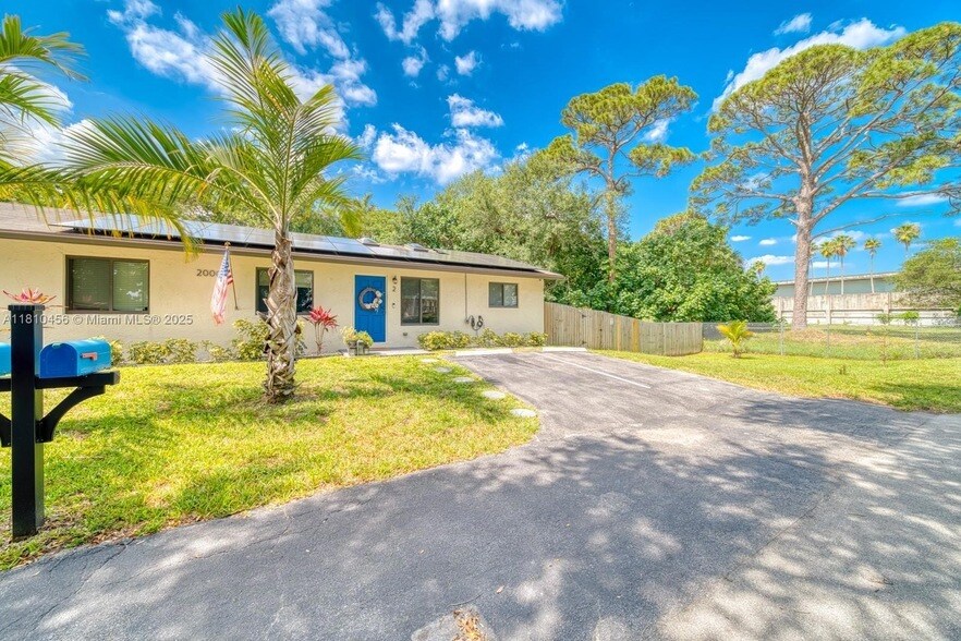 2000 SW 9th St, Unit 2 in Fort Lauderdale, FL - Building Photo