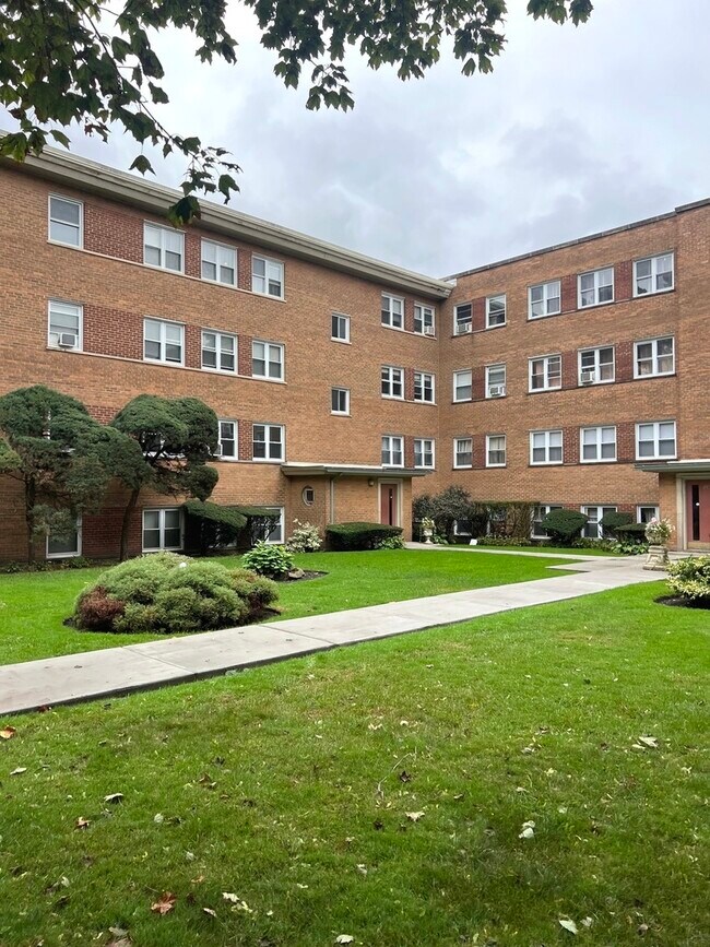 2431 W Lunt Ave in Chicago, IL - Building Photo - Building Photo