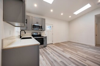 994 Valencia St, Unit 101 in Costa Mesa, CA - Foto de edificio - Building Photo