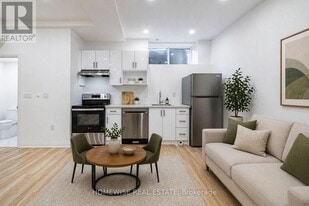 11 Craig Crescent in Toronto, ON - Building Photo