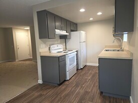 7911 236th St SW, Unit Apt B in Edmonds, WA - Building Photo