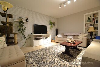 36 Kenrick St in Boston, MA - Foto de edificio - Building Photo