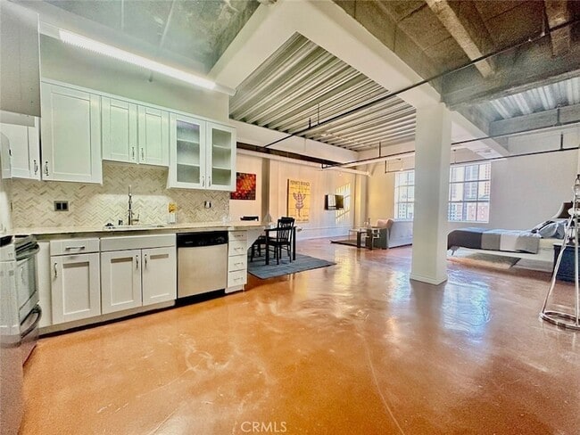 property at 312 W 5th St