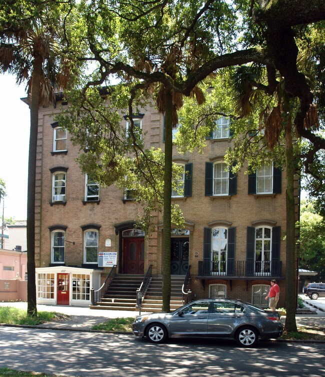 107 W Liberty St in Savannah, GA - Foto de edificio - Building Photo