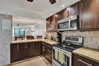 9410 N Hollybrook Lake Dr in Pembroke Pines, FL - Building Photo - Building Photo